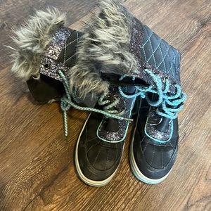 Used girls snow boots size 2